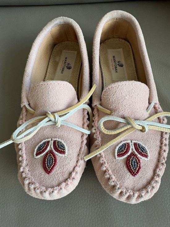 Manitobah Mukluks Shoes - MANITOBAH MUKLUKS Kayak Women's sz 7 suede leather moccasin slippers pink quartz